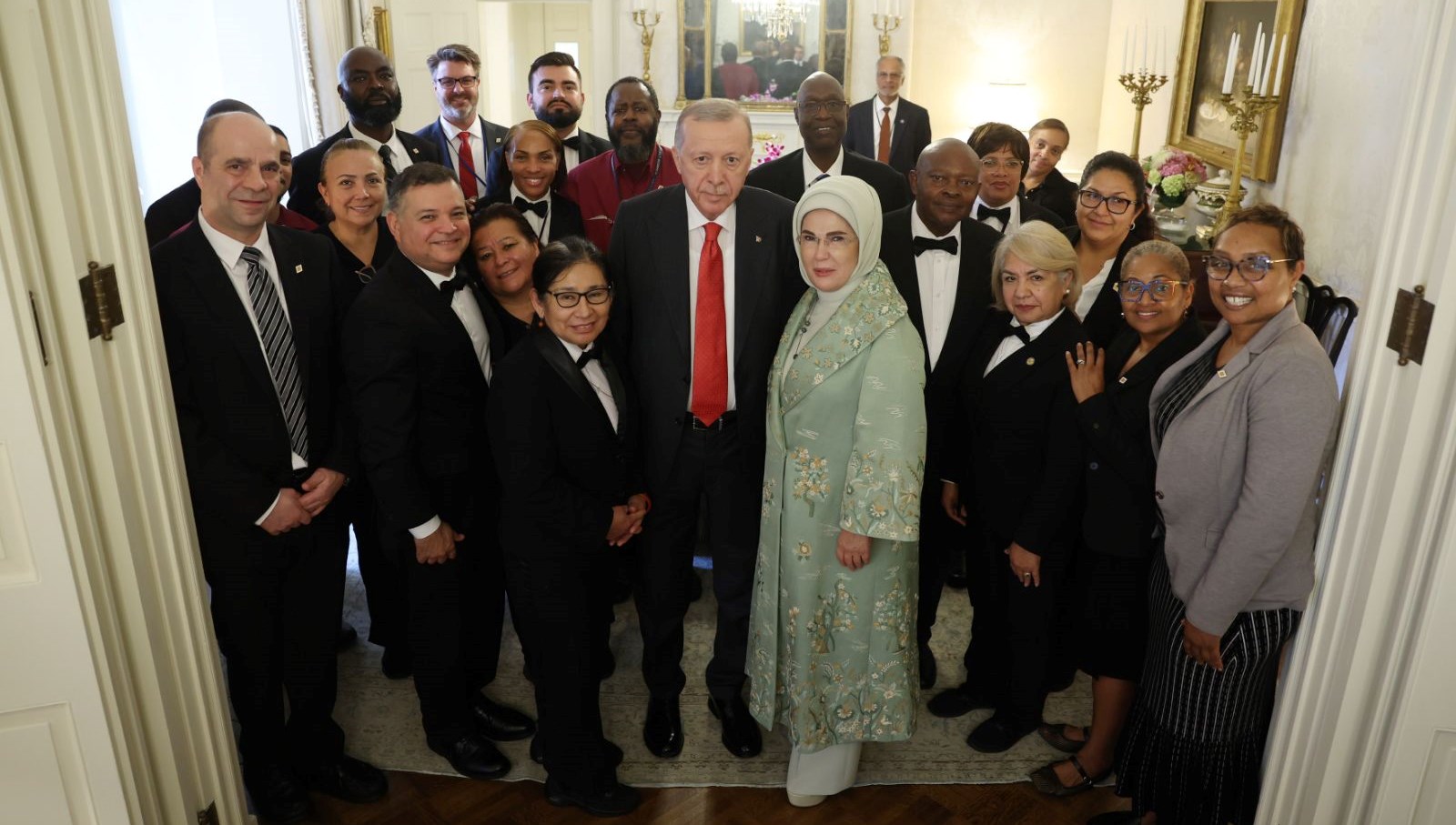 Cumhurbaşkanı Erdoğan, Blair House çalışanlarıyla hatıra fotoğrafı çektirdi