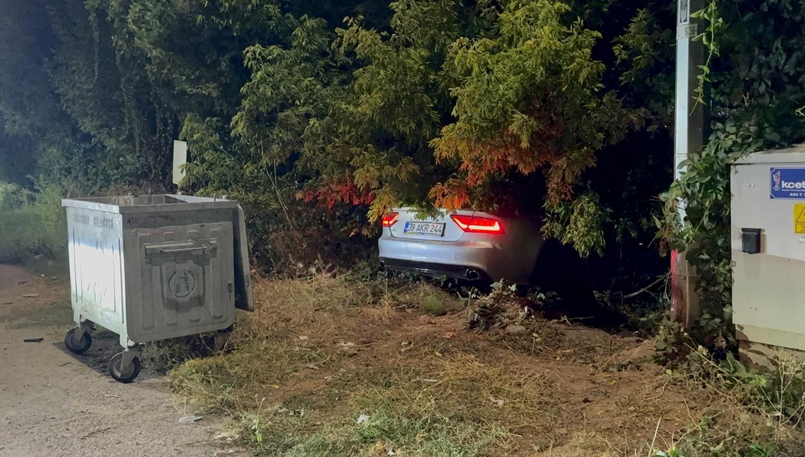 Polisi görünce kaçan alkollü sürücü fidanlığa daldı