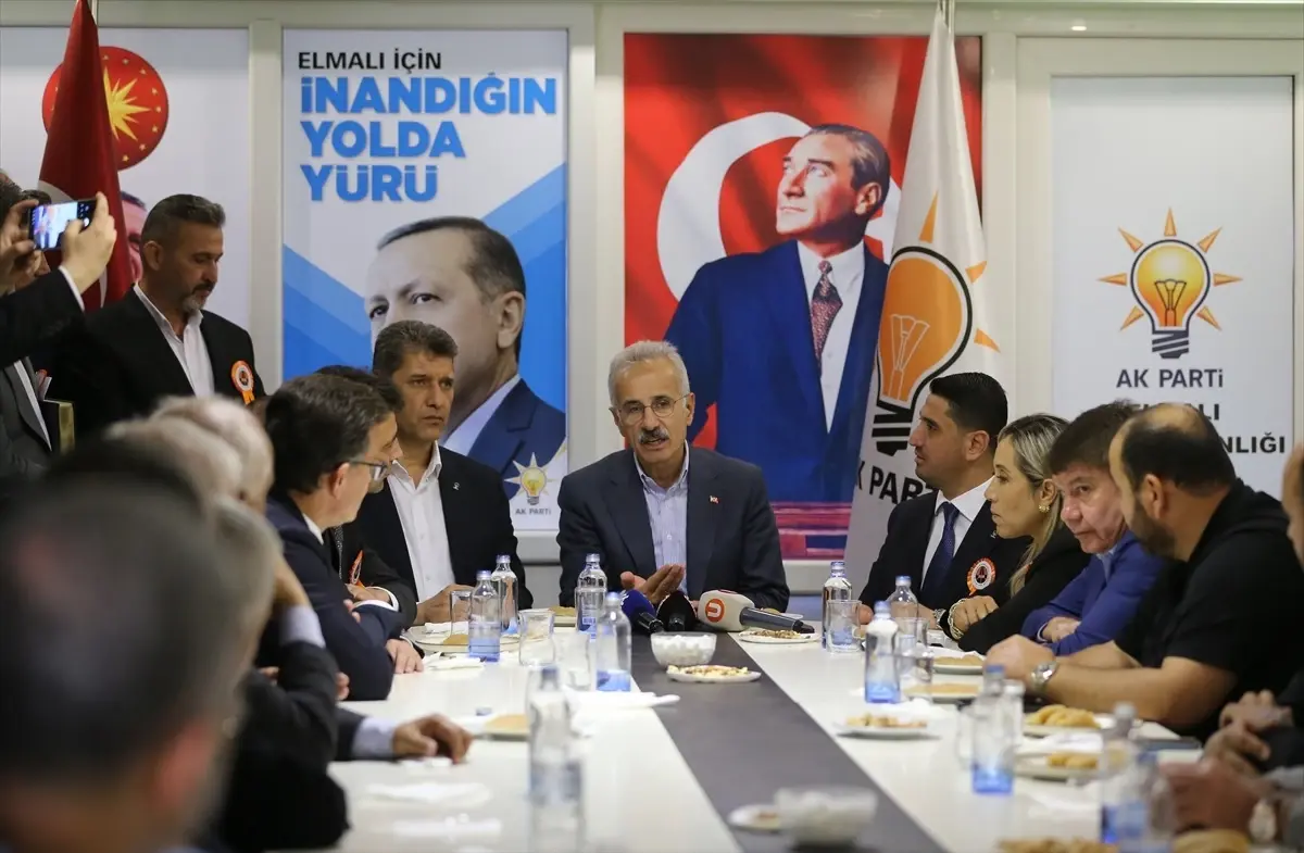 ulastirma ve altyapi bakani uraloglu ak parti elmali ve korkuteli ilce teskilatiyla bulustu QNqPgNdY.jpg