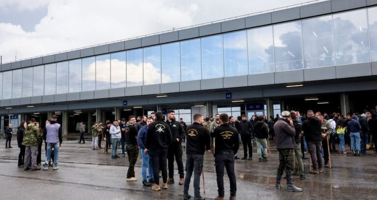 Edirne sınırını kapayan çiftçiler, şimdi de havalimanını traktörle kapattı