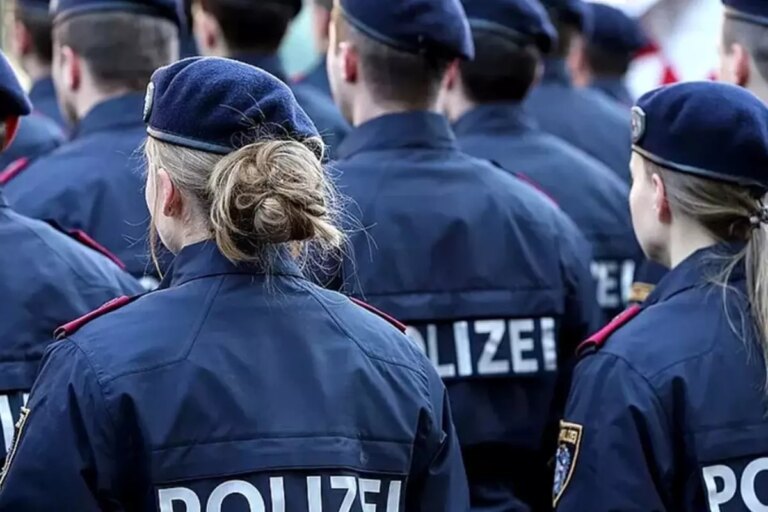 avusturya-polisinde-ciplak-fotograf-skandali-meraki-isinden-ediyordu-L8XxMemG.jpg
