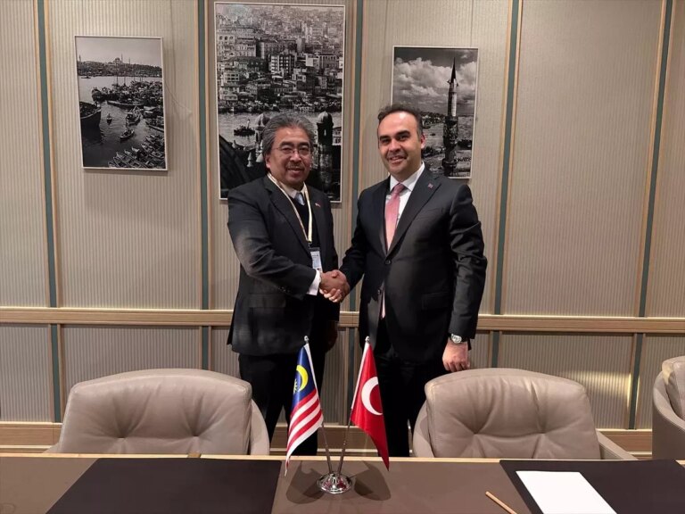 bakan-kacir-malezya-yatirim-ticaret-ve-sanayi-bakani-johari-abdul-ghani-ile-gorustu-IUmLt8AP.jpg