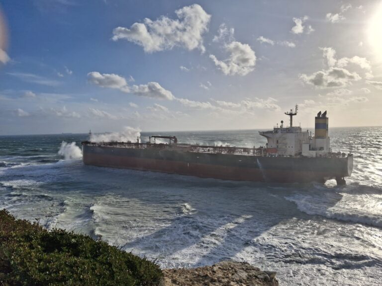bozcaadada-petrol-tankeri-firtina-nedeniyle-karaya-oturdu-iyQitarO.jpg