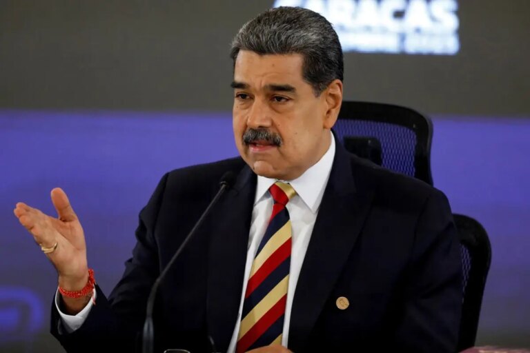 venezuela-devlet-baskani-maduro-ve-esi-new-yorka-goturuluyor-LXMOgdd1.jpg