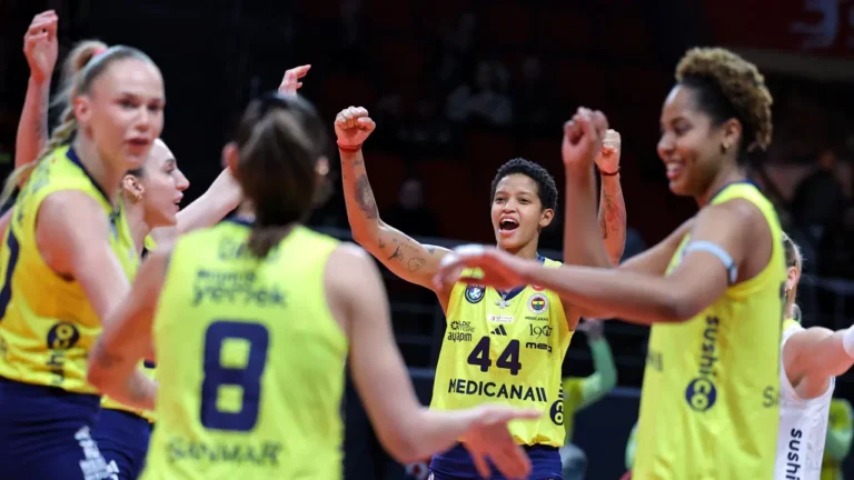 voleybol-derbisinde-gulen-taraf-fenerbahce-medicana-pRWuYDX1.webp