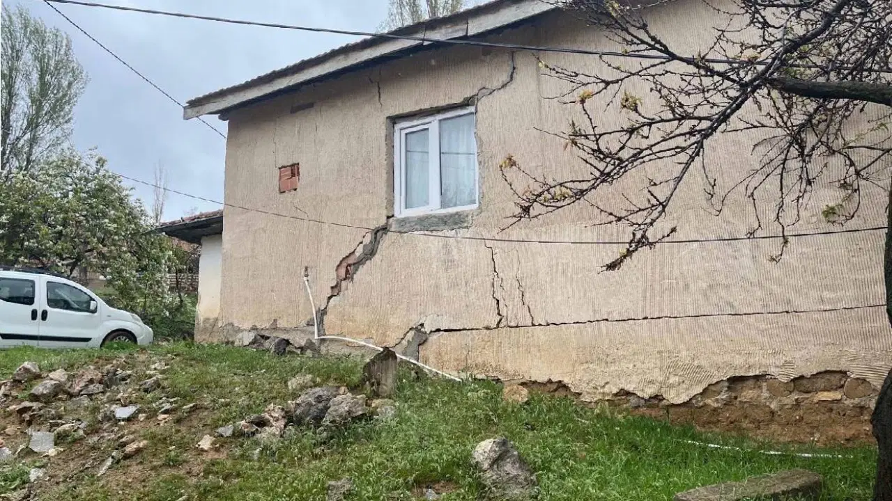 Kırıkkale’de Şiddetli Yağış Sonrası Toprak Kayması: 9 Yapı Zarar Gördü