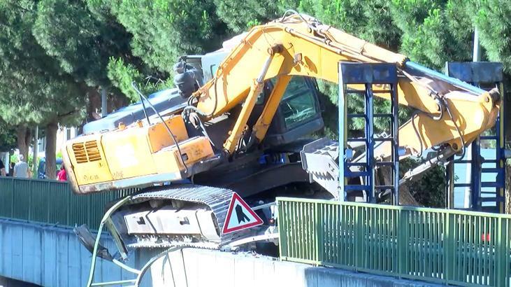 İstanbul’da korku dolu anlar: Korkuluklarda asılı kalan kepçe trafiği felç etti