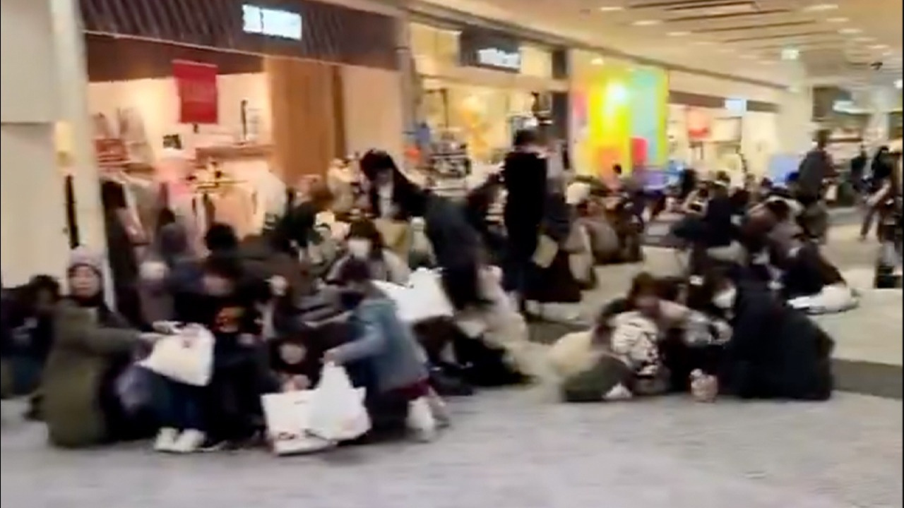 Japonlar 71lik depremde ayni hareketi yapti resmen tek vucut oldular tPHRjhLY